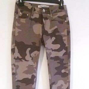 Women's slim/stretchy pants size XS, Color Camo